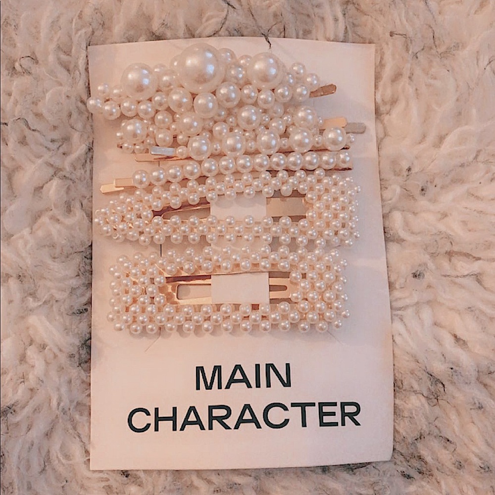 Aritzia Main Character Pearl Hair Clips